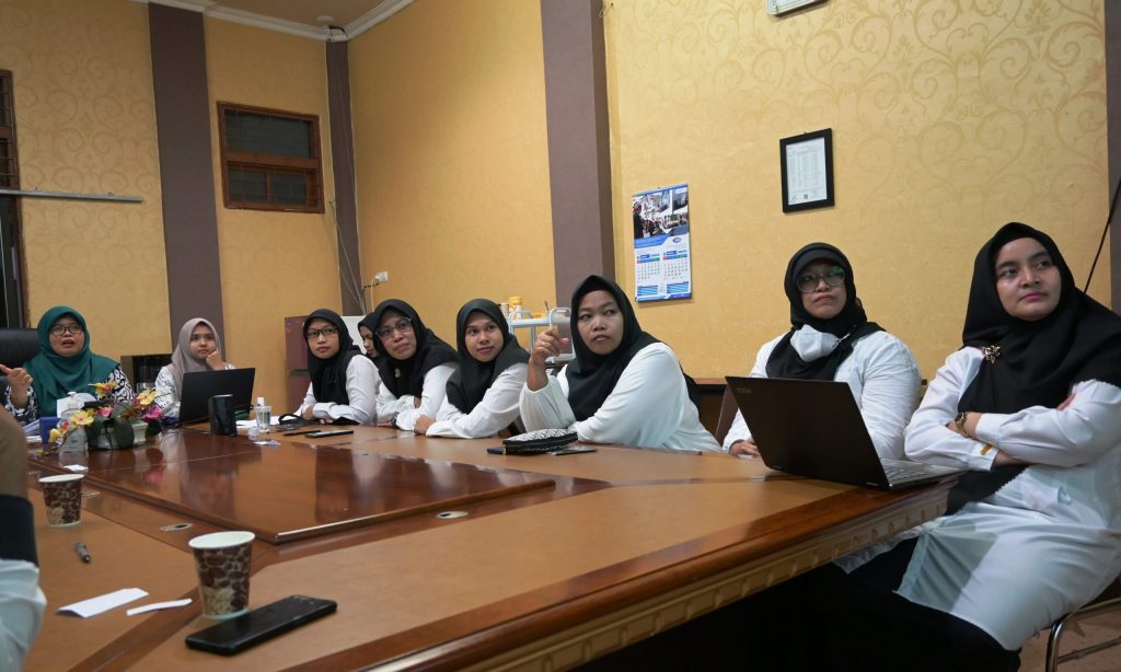 Para PPPK perempuan UIN Antasari hasil optimalisasi 2023 saat mendengarkan arahan dari kepegawaian (Foto:PPL/Ahmad Alfi Syahrin)