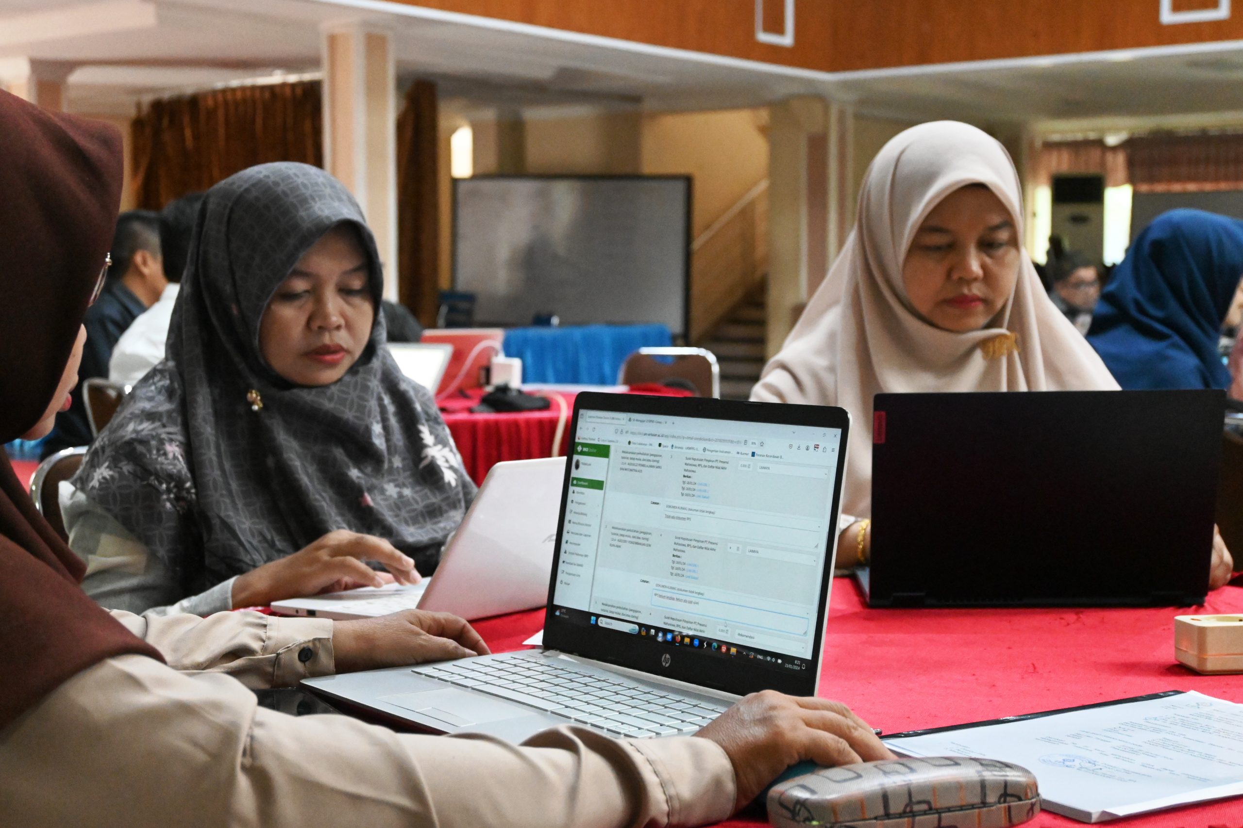 Para asesor saat serius melakukan penilaian BKD (Foto:Humas/Achmad Magfur)