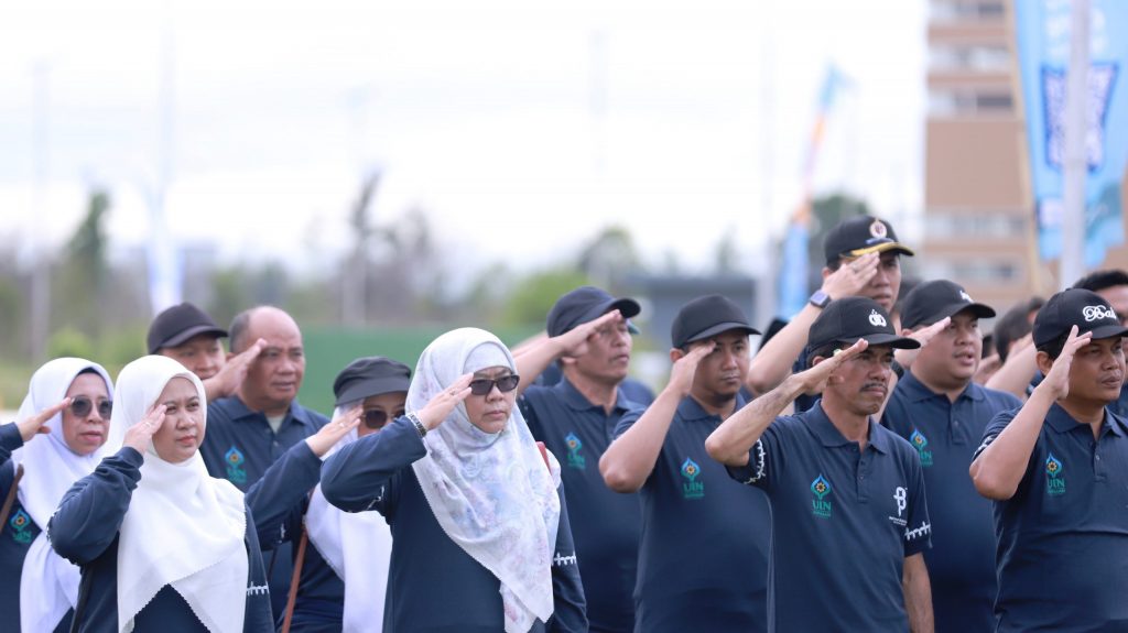 Para dosen dan pegawai UIN Antasari saat mengikuti Upacara Bendera Peringatan HAB ke-78 Kemenag RI (Foto:Humas/Achmad Magfur)