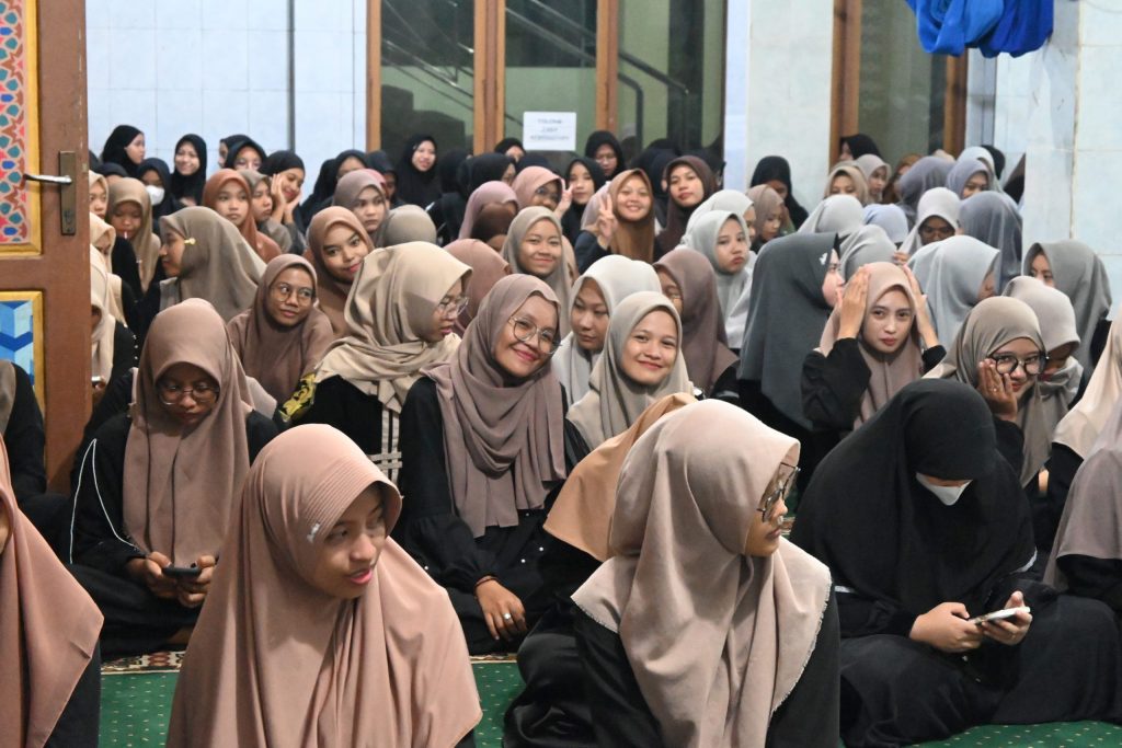 Para mahasantriwati ceria saat mengikuti pembukaan program pemondokan (Foto:PPL/Jannatul Khair)