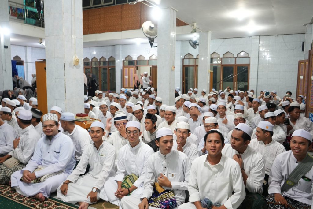 Para mahasantri padati Masjid Kampus 1 (Foto:Humas/Hadi Rustami)
