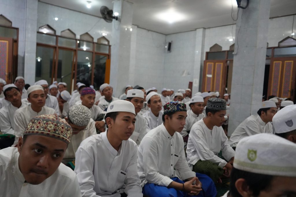 Para mahasantri saat saksama mendengarkan arahan Rektor (Foto:Humas/Hadi Rustami)
