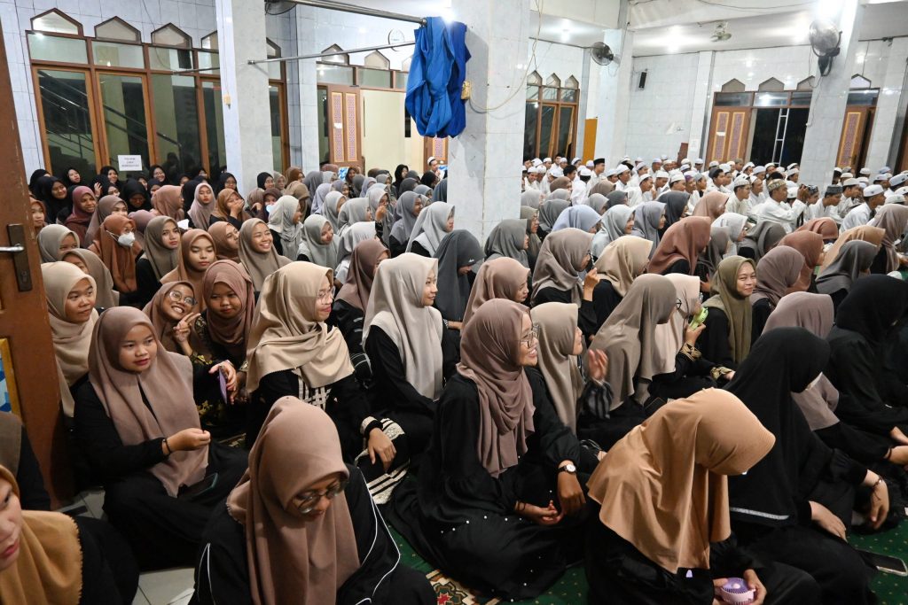 Para mahasantriwati padati Masjid Kampus 1 (Foto:PPL/Jannatul Khair)