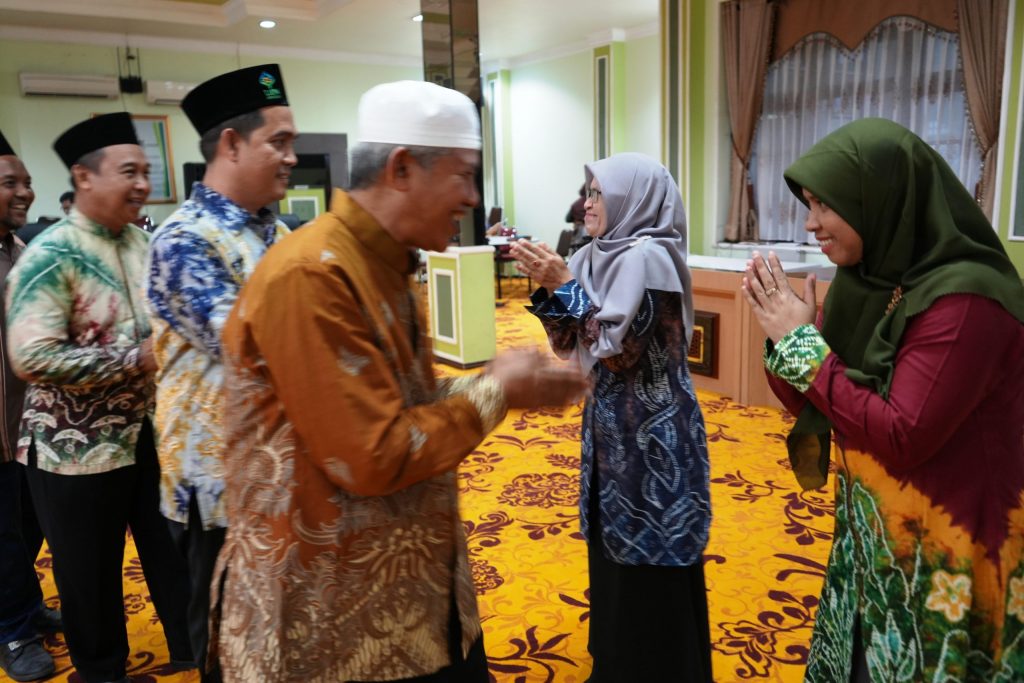 Para pejabat UIN Antasari saat mengucapkan selamat (Foto:Humas/Hadi Rustami)