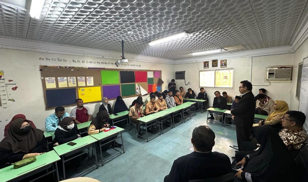 Para peserta didik kelas akhir Sekolah Indonesia Riyadh saat mendengarkan pesan-pesan penting Rektor UIN Antasari.