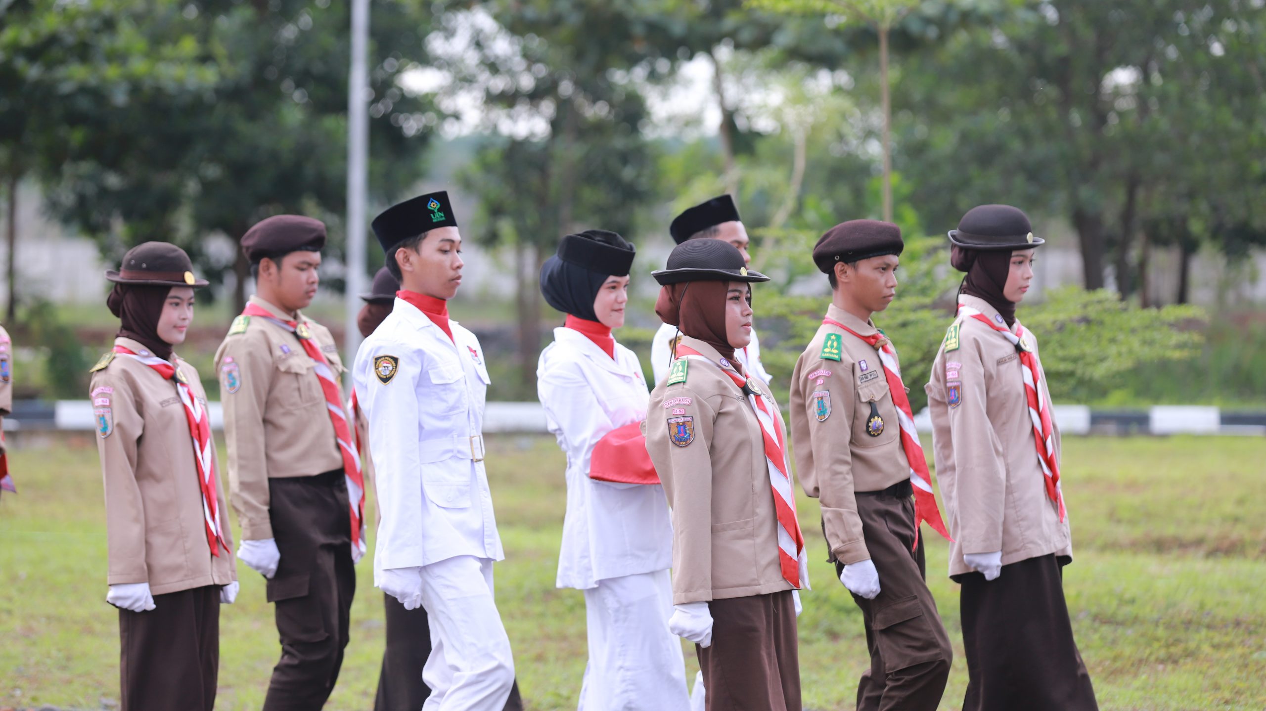 Pasukan pengibar bendera oleh para mahasiswa Pramuka UIN Antasari (Foto:Humas/Achmad Magfur)