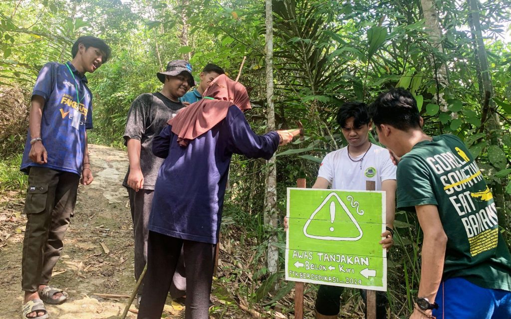 Pengabdian masyarakat para mahasiswa FTK di Desa Liyu.