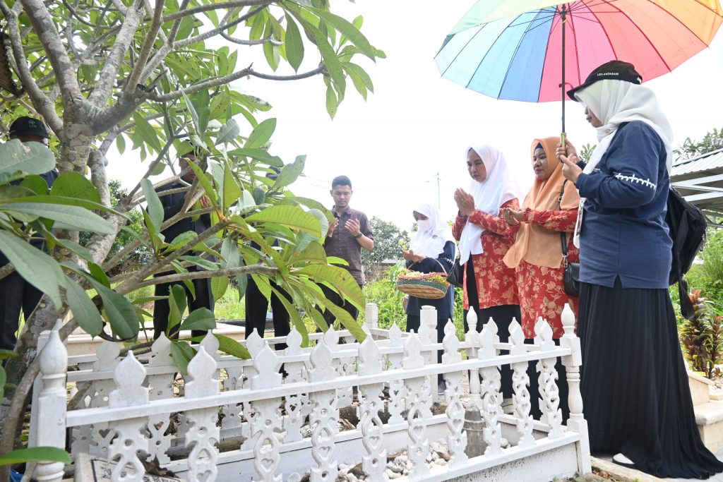 Pengurus DWP UIN Antasari saat mengikuti ziarah ke Makam Drs. H. M. Asy_ari, M.A. (Foto:Humas/Achmad Magfur)