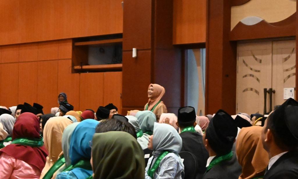 Peserta asal Sulawesi yang menjadi pusat perhatian saat sambutan Dekan FTK (Foto:Humas/Achmad Magfur)
