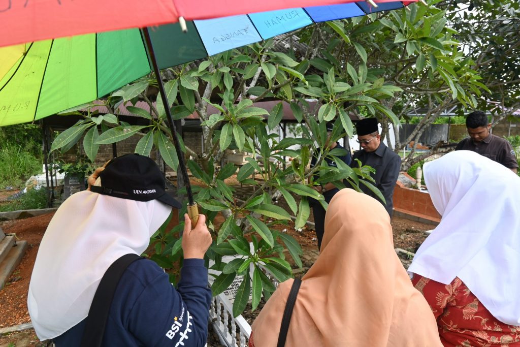 Pimpinan UIN Antasari saat ziarah ke Makam Drs. H. M. Asya_ari, M.A. (Foto:Humas/Achmad Magfur)