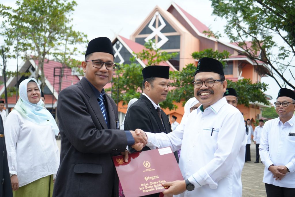 Prof. Dr. Drs. Syaugi, M.A., M.A. (Ketua LPM UIN Antasari) saat menerima tanda kehormatan 20 tahun (Foto:Humas/Yulida Rifani)