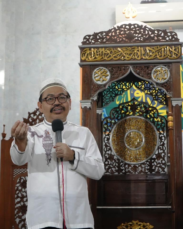 Rektor UIN Antasari Prof. Dr. H. Mujiburrahman, M.A. saat memberikan arahan penting kepada para mahasantri (Foto:Humas/Hadi Rustami)