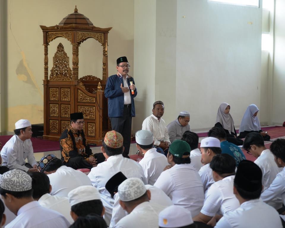 Rektor UIN Antasari Prof. Dr. H. Mujiburrahman, M.A. saat membuka program mahad tahap 2 2023-2024 Kampus 2 (Foto Humas Hadi Rustami)