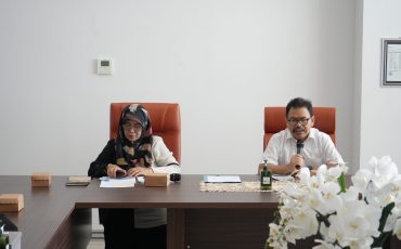 Rektor UIN Antasari Prof. Dr. H. Mujiburrahman, M.A. saat memimpin Rapat Penetapan Kuota Mahasiswa Baru 2024 (Foto:Hadi Rustami)