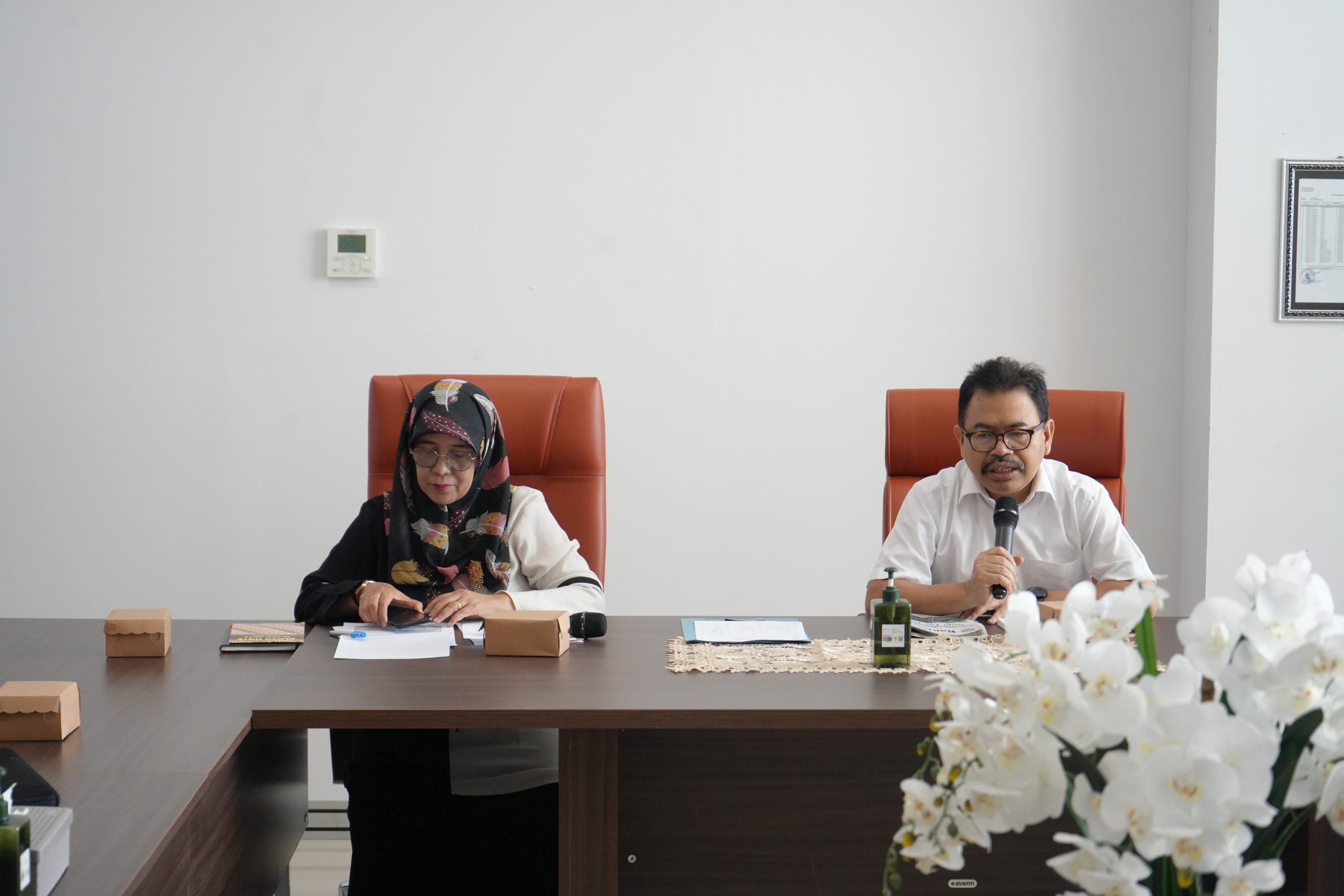 Rektor UIN Antasari Prof. Dr. H. Mujiburrahman, M.A. saat memimpin Rapat Penetapan Kuota Mahasiswa Baru 2024 (Foto:Hadi Rustami)