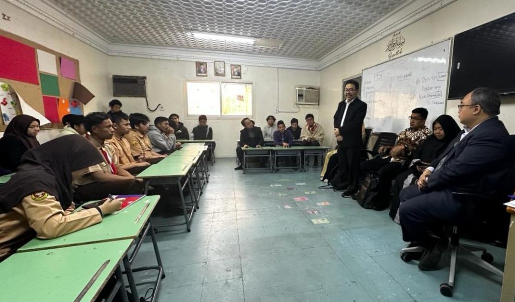 Rektor UIN Antasari Prof. Dr. H. Mujiburrahman, M.A. saat memotivasi para peserta didik kelas akhir Sekolah Indonesia Riyadh.