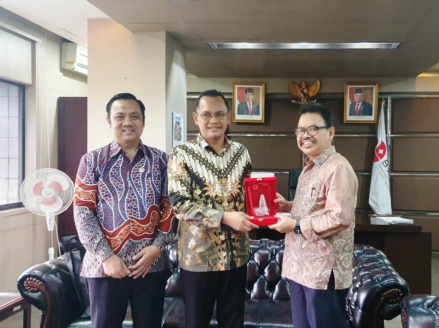 Rektor UIN Antasari Prof. Dr. H. Mujiburrahman, M.A. saat menerima kenang-kenangan dari BRIN (Foto Istimewa)