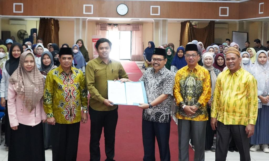 Rektor UIN Antasari Prof. Dr. H. Mujiburrahman, M.A. saat menyerahkan SK Pramubakti 2024 (Foto:Hadi Rustami)