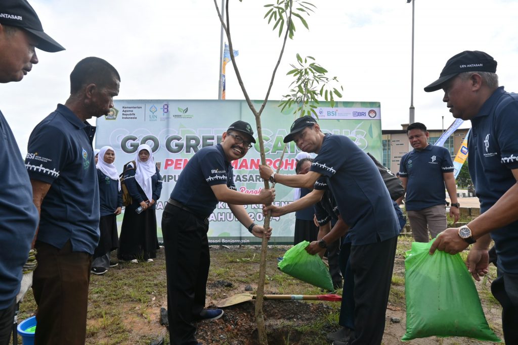 Rektor UIN Antasari bersama Sekretaris Senat saat menanam pohon di Kampus 2 (Foto:Humas/Achmad Magfur)