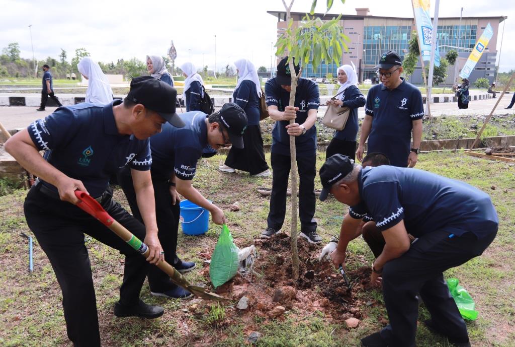Rektor UIN Antasari bersama jajaran pimpinan saat melakukan penanaman pohon di HAB ke-78 Kemenag (Foto:Humas/Yulida Rifani)