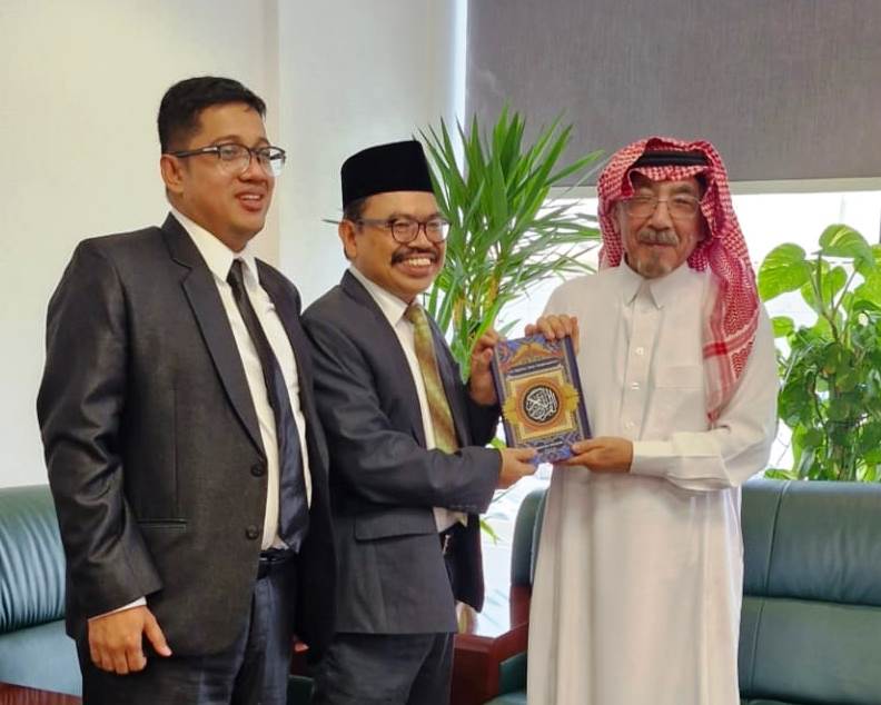 Rektor UIN Antasari saat memberikan Al-Quran Terjemah Bahasa Banjar.