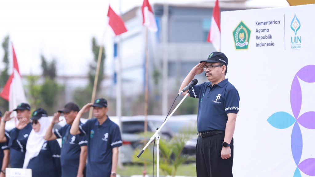 Rektor UIN Antasari saat menjadi pembina upacara bendera peringatan HAB ke-78 Kemenag RI (Foto:Humas/Achmad Magfur)