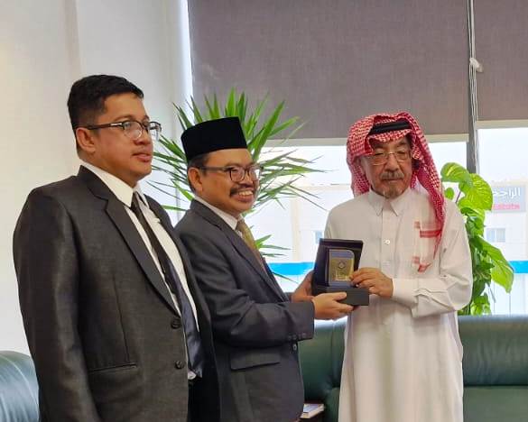 Rektor UIN Antasari saat menyerahkan kenang-kenagan kepada Pimpinan Markaz al Buhust wa Attawasul al Marify.
