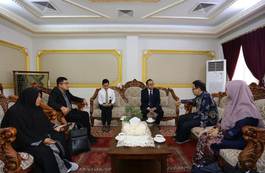 Rombongan UIN Antasari saat berbincang dengan Atase Humas dan Sosbud KJRI Jeddah (Foto:KJRI Jeddah)