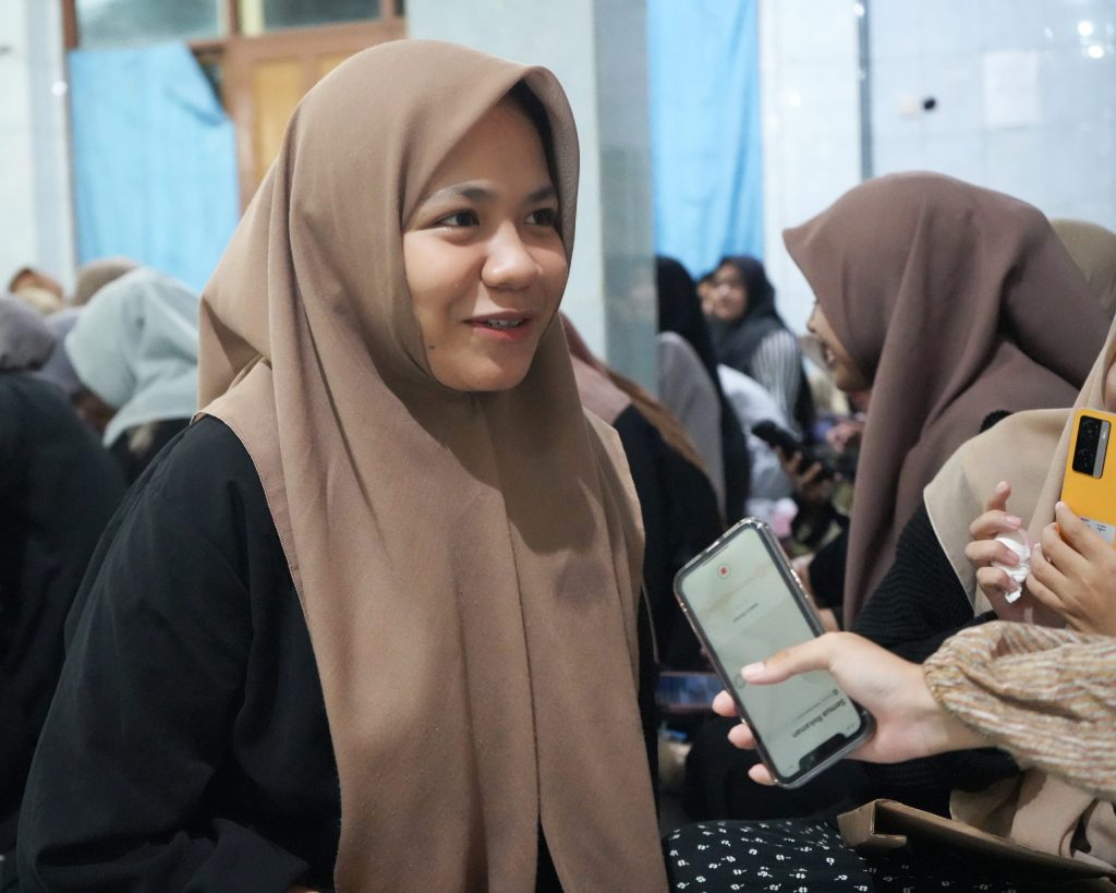 Siti Sabilah, Mahasantriwati Tahap II 2023-2024 saat diwawancarai (Foto:Humas/Hadi Rustami)