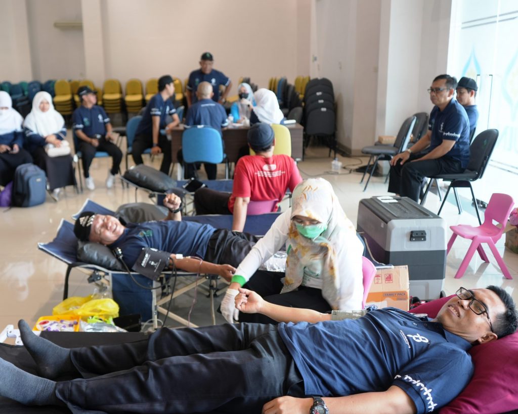 Suasana donor darah yang diikuti para pegawai (Foto:Humas/Abdi Rifan Husna)