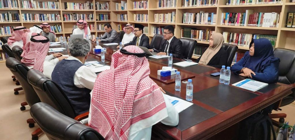 Suasana ilmiah dalam satu meja saat seminar internasional tentang penerjemahan di Riyadh (Arab Saudi)