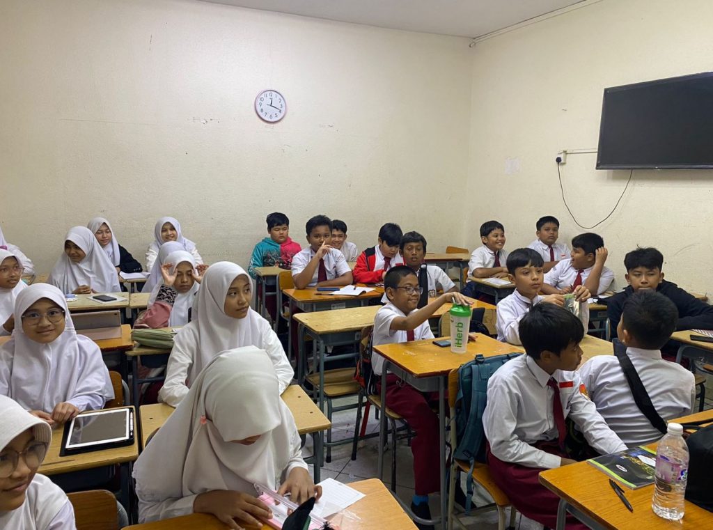 Suasana kelas di SIJ.