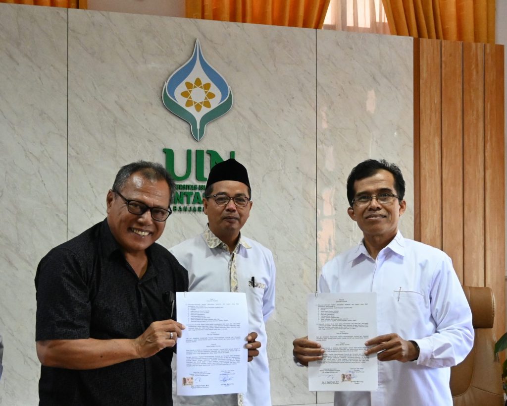 Uli Tihar Manurung (Direktur PT Arina Tama) dan PPK Drs. H. Rijalul Faqih, M.Si., M.E.I. usai penandatanganan kontrak baru (Foto:PPL/Ahmad Alfi Sya