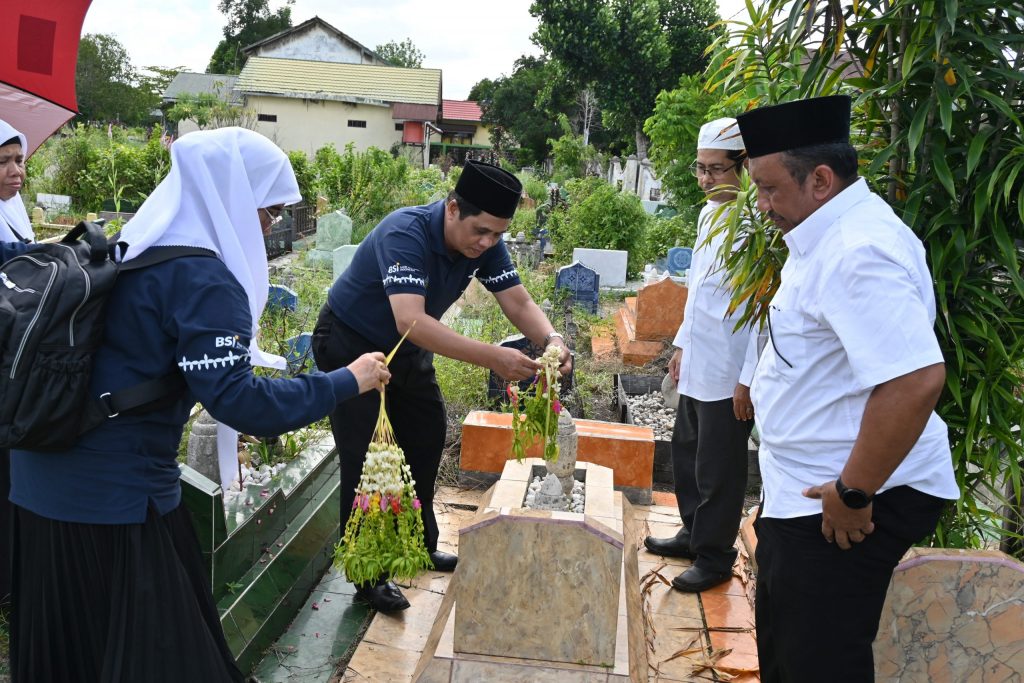 WR Bidang Akademik dan Kelembagaan Dr. Hj. Nida Mufidah, M.Pd. bersama Karo AAKK Drs. H. Saifi, M.Pd. saat ziarah ke Makam Prof. Dr. H. Alfani Daud, M.A. (Foto:Humas/Ali Akbar)