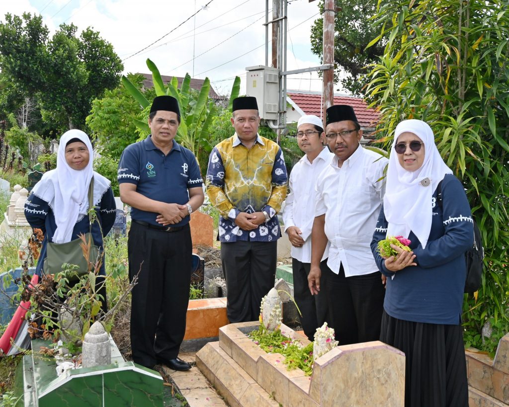 Wakil Rektor Bidang Akademik dan Kelembagaan Dr. Hj. Nida Mufidah, M.Pd. bersama Karo AAKK Drs. H. Saifi, M.Pd. dan rombongan saat ziarah di Makam Prof. Dr. H. Alfani Daud, M.A. (Foto: Nasrullah) 