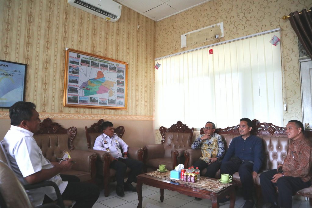 Wakil Rektor Dr. Irfan Noor, S.Ag., M.Hum dan Kadivpas Drs. Said Mahdar, S.H., M.H. sedang berdiskusi (Foto Humas Achmad Magfur)