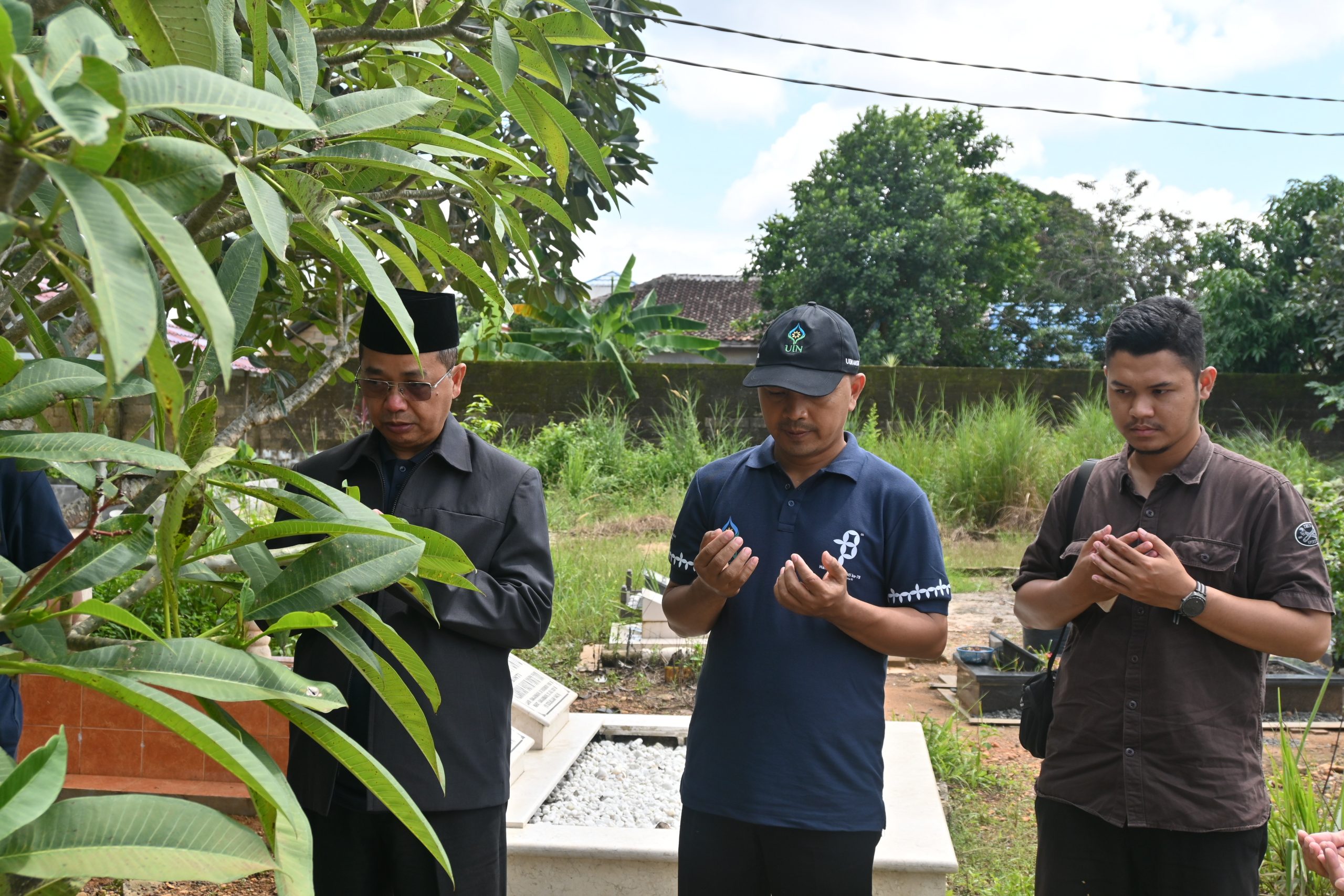 Wakil Rektor UIN Antasari Bidang AUPK Dr. H. Akhmad Sagir, M.Ag. saat memimpin pembacaan tahlil (Foto:Humas/Achmad Magfur)