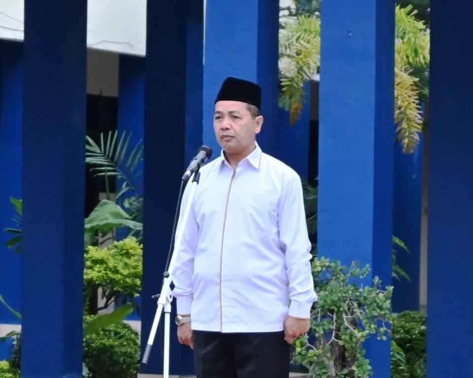 Wakil Rektor UIN Antasari Bidang AUPK Dr. H. Akhmad Sagir, M.Ag. saat menjadi pembina apel mingguan, 15 Januari 2024 (Foto Hadi Rustami) - kompres