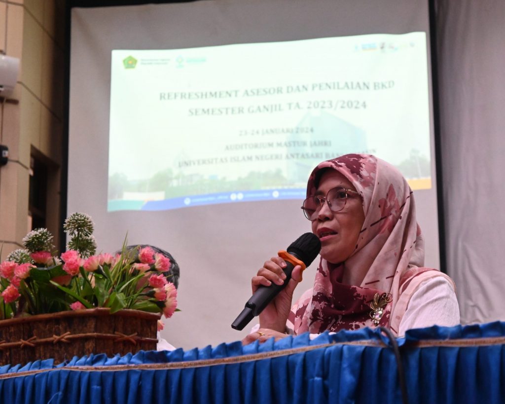 Wakil Rektor UIN Antasari Bidang Akademik dan Kelembagaan Dr. Hj. Nida Mufidah, M.Pd. saat membuka acara (Foto:Humas/Achmad Magfur)