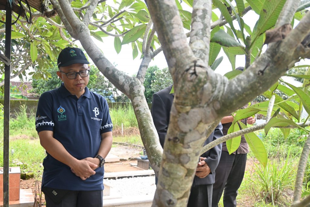 Wakil Rektor UIN Antasari Bidang Kemahasiswaan dan Kerja Sama Dr. Irfan Noor, M.Hum. saat ziarah ke Makam Drs. H. M. Asy_ari, M.A. (Foto:Humas/Achmad Magfur)