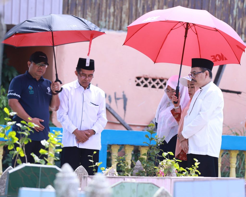 Ziarah Rektor UIN Antasari bersama Ketua DWP dan pimpinan lainnya ke Makam K.H. Zafry Zamzam (Foto Humas Yulida Rifani) - cropped