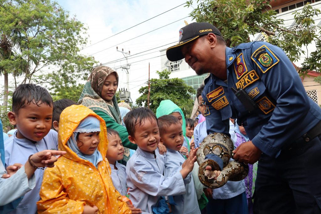 Anak-anak didik PAUD Terpadu Tarbiyatul Athfal saat berani menyentuh ular (Foto:Humas/Achmad Magfur)