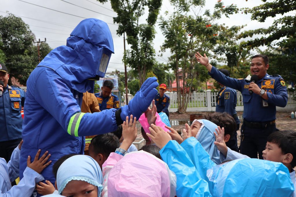 Anak-anak didik PAUD Terpadu Tarbiyatul Athfal saat dikenalkan pakaian antilebah (Foto:Humas/Achmad Magfur)