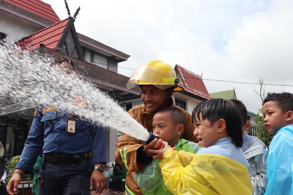 Anak-anak didik PAUD Terpadu Tarbiyatul Athfal saat mencoba memadamkan api (Foto:Humas/Achmad Magfur)