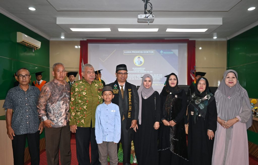 Dr. H. Rusdiansyah, M.Pd.I. saat berfoto bersama keluarga (Foto:PPL/Ahmad Alfi Syahrin)