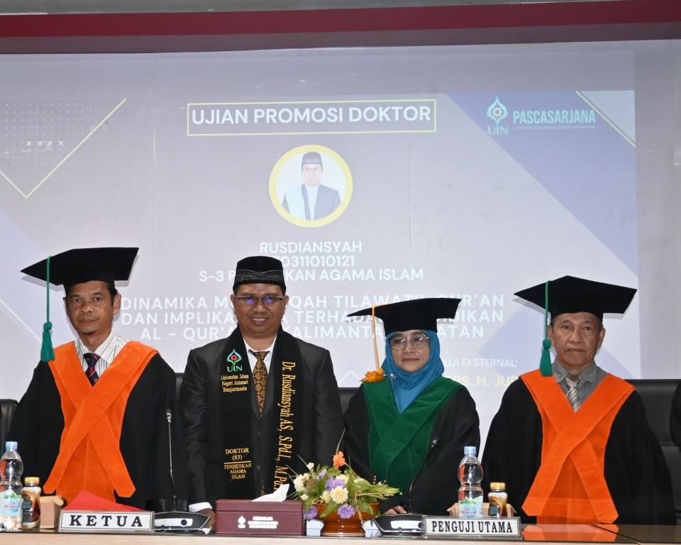 Dr. H. Rusdiansyah, M.Pd.I. saat berfoto bersama para penguji (Foto:PPL/Ahmad Alfi Syahrin) - Copy