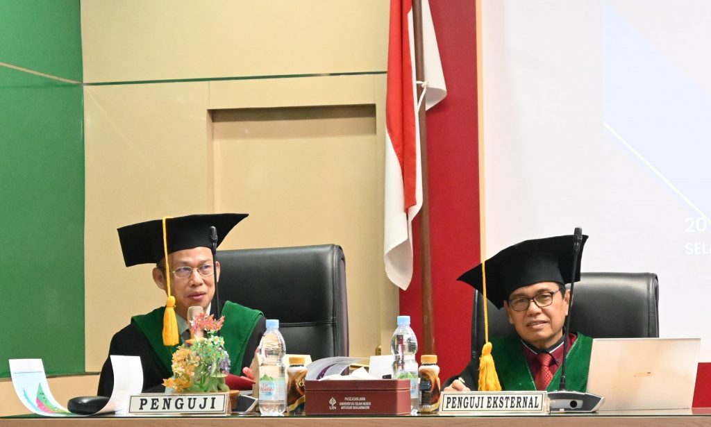 Dr. H. Surawardi, M.Ag. saat menguji disertasi Rusdiansyah (Foto:PPL/Ahmad Alfi Syahrin)