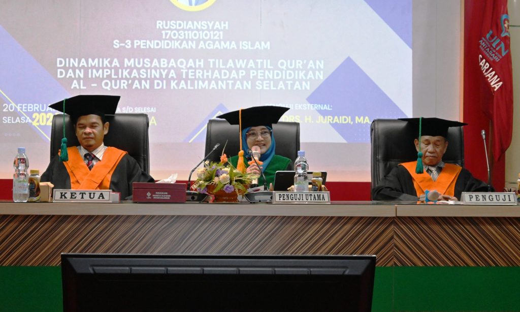 Dr. Hj. Mila Hasanah, M.Ag. saat menguji disertasi Rusdiansyah (Foto:PPL/Ahmad Alfi Syahrin)
