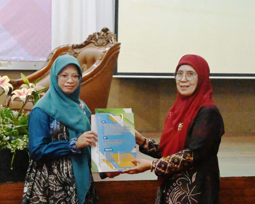 Dr. Hj. Noor Maulidiyah, M.A. saat menerima kenang-kenangan dari Wakil Rektor UIN Antasari Bidang Akademik dan Kelembagaan Dr. Hj. Nida Mufidah, M.Pd. (Foto:Humas/Jamal Ripani)