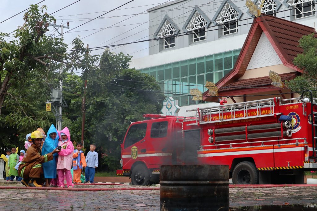 Edukasi DPKP Banjarmasin yang berlangsung di halaman Guest House II Kampus 1 (Foto:Humas/Achmad Magfur)